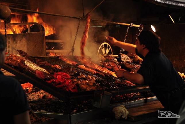 Abundância e variedade de carnes nos restaurantes do Mercado del Puerto, no Centro Velho de Montevideo, no Uruguai